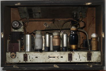 Philips 6-38A - widok z tyłu na chassis