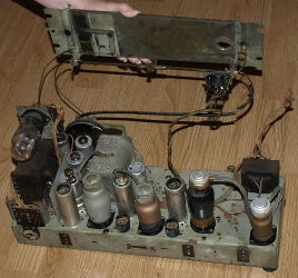 Philips 6-38A - widok na chassis od przodu
