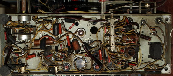 Philips 6-38A - widok na chassis od spodu