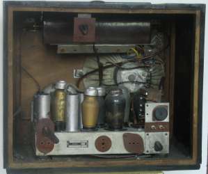 Philips 695A - widok z tyłu na chassis