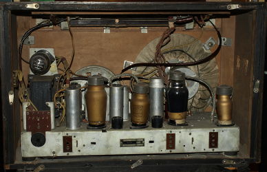 Philips 7-38A - widok z tyłu na chassis