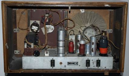 Philips 7-39A - widok z tyżu na chassis